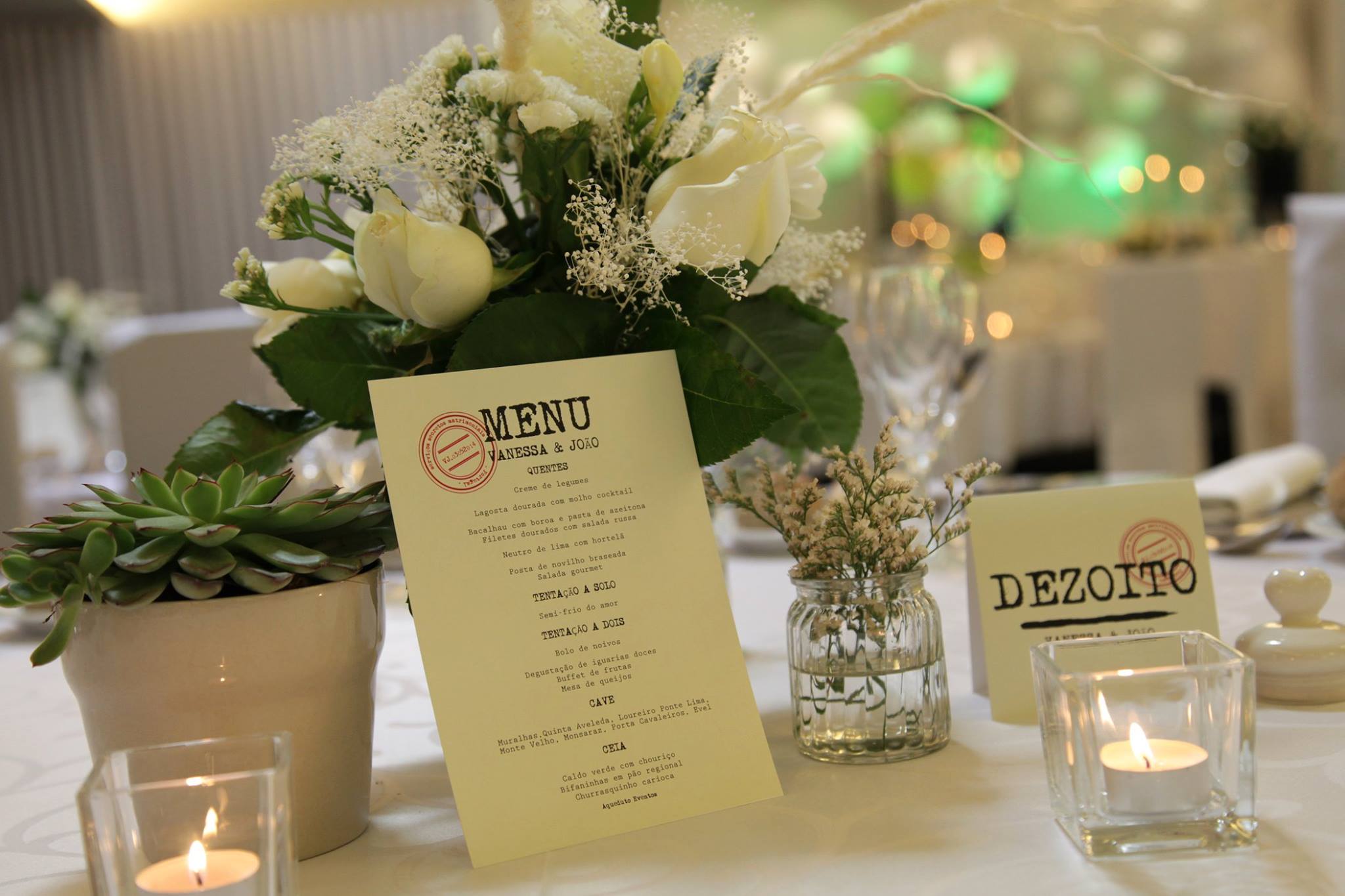 Menu e marcação da mesa desenvolvido pela MONO Eventos Design para o casamento da Vanessa e João no Aqueduto Eventos