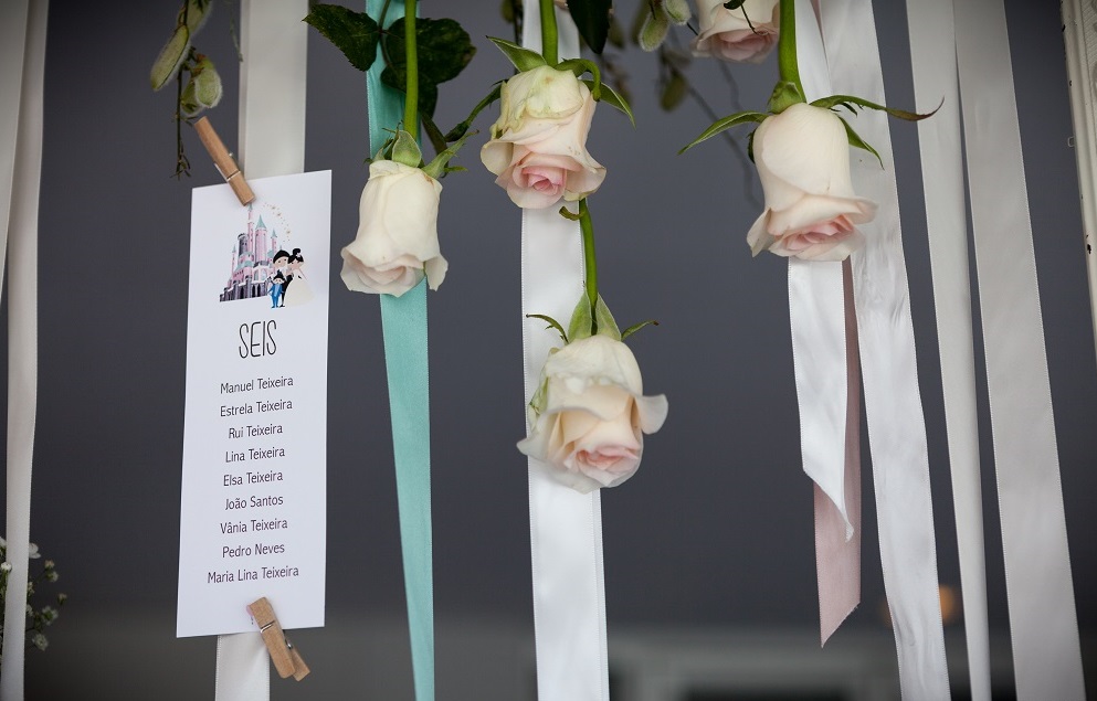 Apontamento floral no placard de distribuição dos convidados no casamento da Ana e Fábio. Trabalho desenvolvido em parceria com a empresa Aqueduto Eventos.